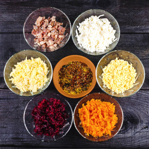 生菜在不同的小盘子中的成分。洋葱, 鲱鱼, 胡萝卜, 甜菜, 土豆配白酱和欧芹