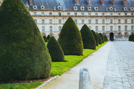 美丽的花园在著名的凡尔赛宫。凡尔赛宫是一座皇家城堡。它被列入教科文组织世界遗产名录。法国巴黎