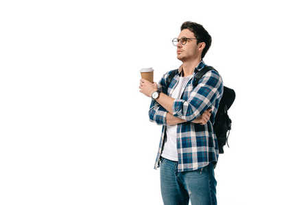 英俊的学生拿着咖啡在纸杯里, 看着远离白色的孤立
