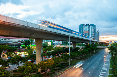 路面电车市电动运输路面电车孤立在白色现代城市有轨电车,轻轨列车