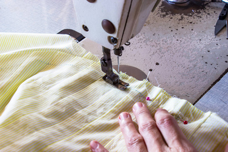 缝纫缝纫机女工的形象女性手