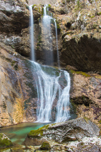 美丽的瀑布在 bohinj