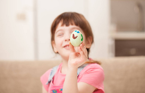 女孩抱着一个装饰的鸡蛋和微笑