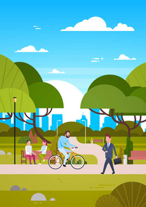 现代公园的人们坐在长凳上, 步行和骑自行车, 人在自然沟通