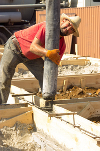 男性的建筑工人工作的基础建设