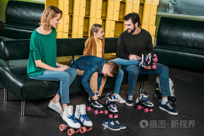 滑板公园滑冰前的家庭穿着旱冰鞋
