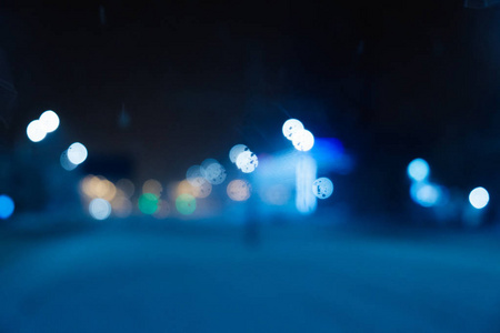 城市夜街焦模糊的抽象冬日雪花