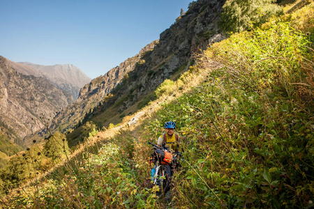 骑车的自行车在高高加索山脉
