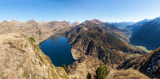 在山中徒步旅行