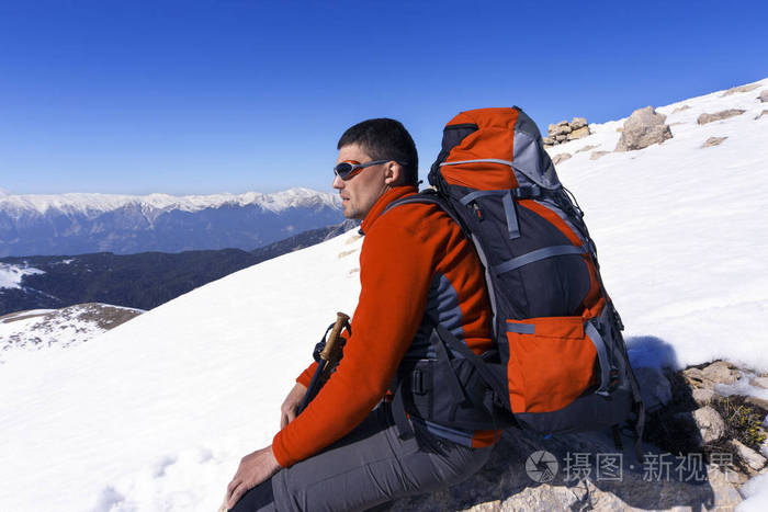 冬天在山里，有一个背包徒步旅行