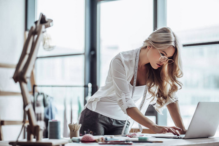 女性设计师图片