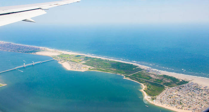 美丽的景色从飞机上的纽约市海洋线靠近布莱顿海滩