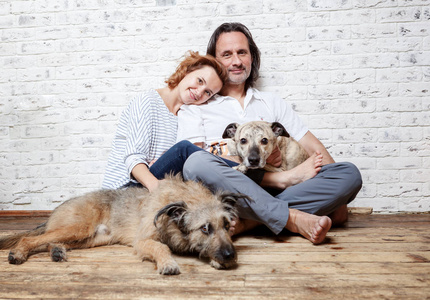一对幸福的已婚夫妇与他们的狗, 种子肖像, 爱, c