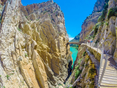 美丽的景色的 Caminito Del Rey 山间小道沿着陡峭的悬崖