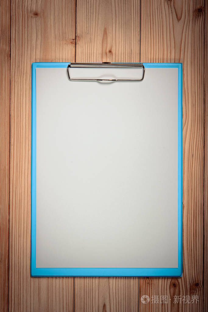 剪贴板上有空白的白板纸在木桌上视图wi