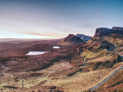 Quiraing 山的春天景色, 蓝天, 斯凯岛。vallley 之上的尖锐的洛基山脉