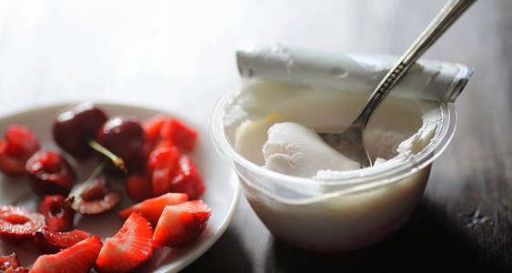 新鲜酸奶与浆果。冰淇淋在碗与新鲜和 ju