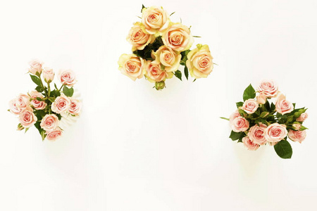 三个美丽玫瑰花束