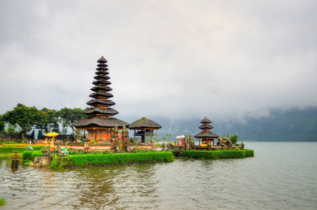 普拉乌伦达纽布拉坦 布拉坦湖，巴厘岛，印度尼西亚的印度教寺庙