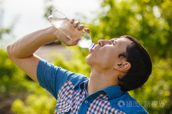 骚男喝水图片