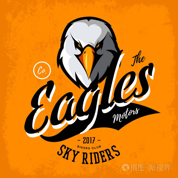 橙色背景上孤立的老式愤怒鹰骑自行车的人岗俱乐部矢量标志概念