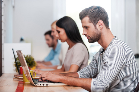 商务人电脑图片