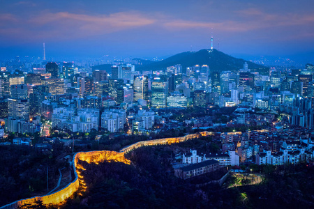 晚上，韩国的首尔天际线