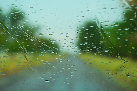 窗外下雨图片