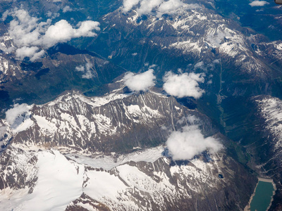 瑞士阿尔卑斯山的鸟瞰图