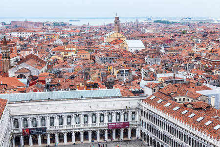 威尼斯，意大利2015 年 4 月 30 日。顶视图从圣马可 kampanilla 圣马克广场上