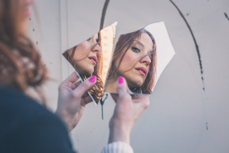 美丽的女孩,看着自己在镜中照片