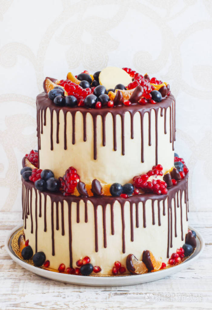 多层蛋糕水果和巧克力