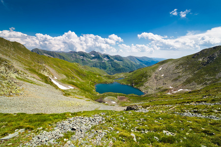 风景与 fagaras 山在罗马尼亚