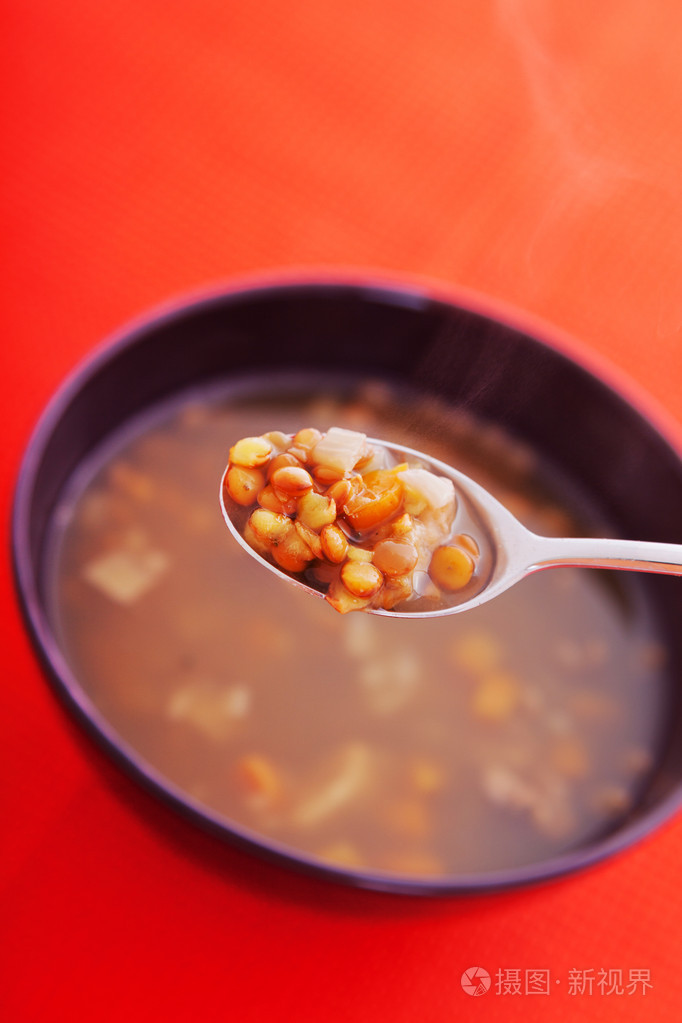 小扁豆汤在碗里