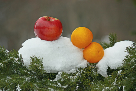 苹果在雪上
