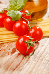 意大利面 橄榄油和木材的背景上西红柿