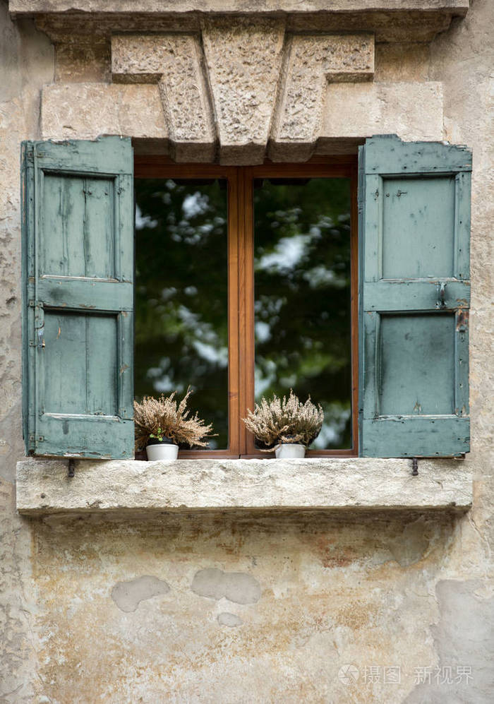 旧的百叶窗在古老的石头墙维罗纳意大利