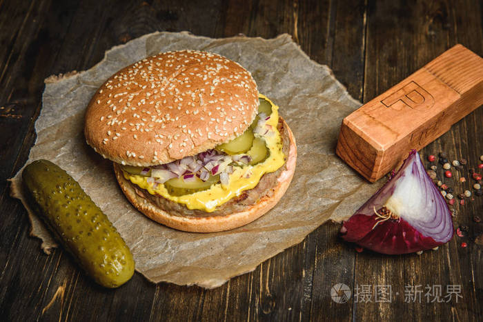 美味汉堡配腌黄瓜