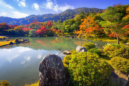 秋天在天龙寺在岚山湖
