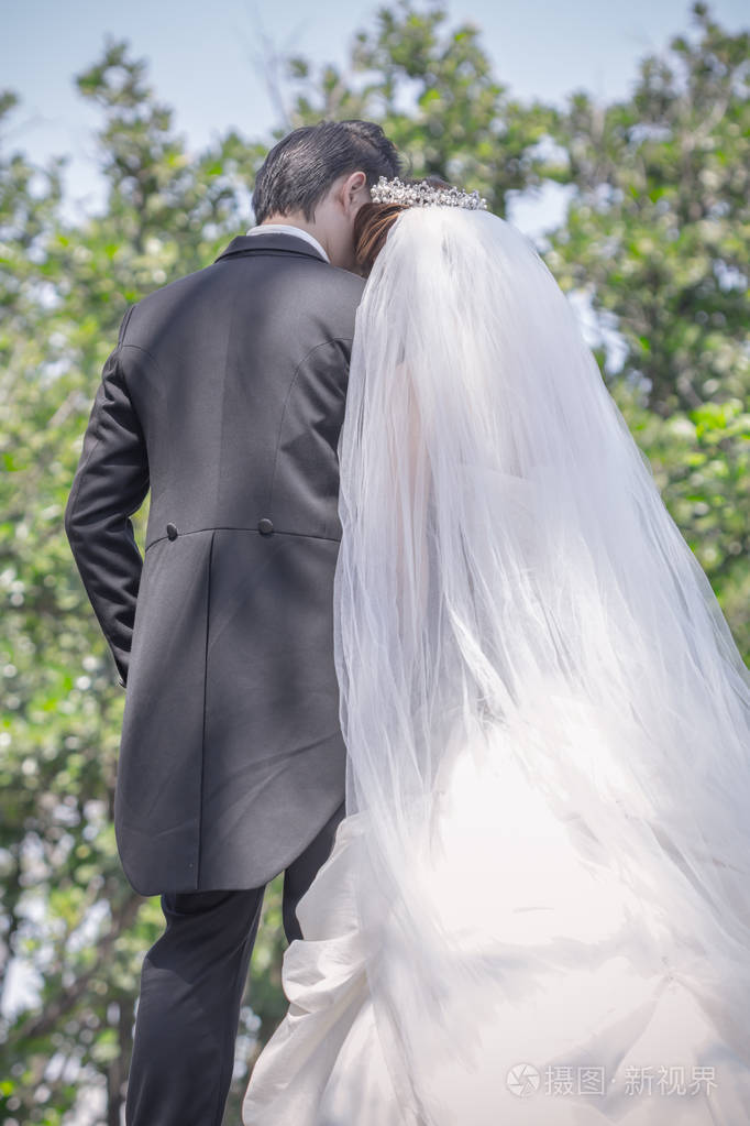 夏天的新娘和新郎的结婚照片