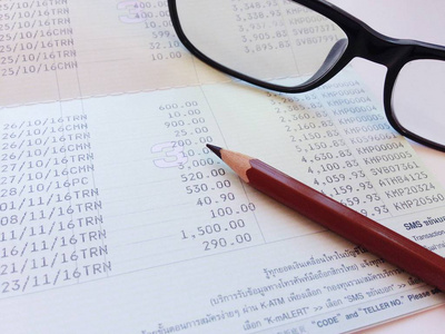 保存帐簿或财务报表以及桌子上的眼镜