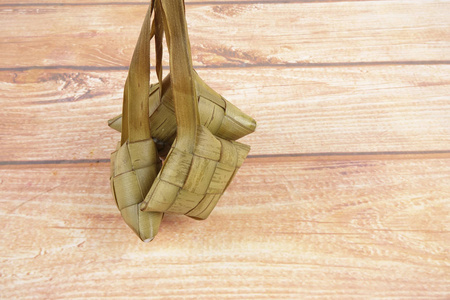 马来西亚菜巴东 Ayam 或干咖喱鸡和 Ketupat 鼻翼 汤圆 在木制的背景