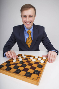 玩跳棋的白人男子