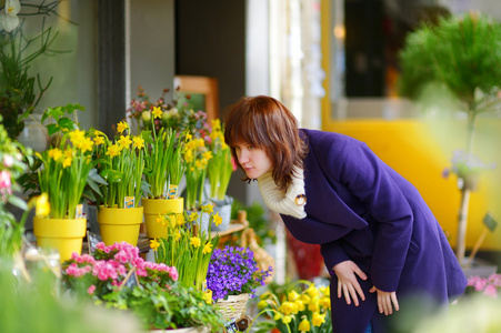 女人选择市场上开的花