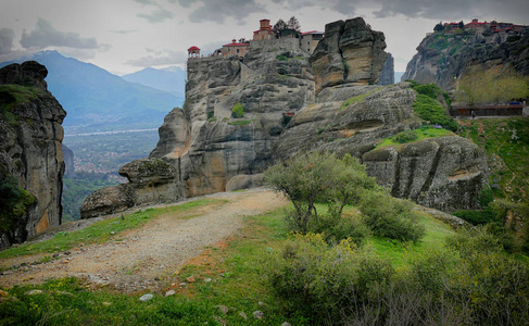 米特奥拉是复杂包括建立在类似于石柱的困难高悬崖上的九个保留的修道院大修道院