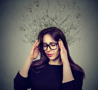 强调女人头痛与担心的表情和大脑融入许多行问号