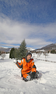 小男孩在冬天玩雪在山上