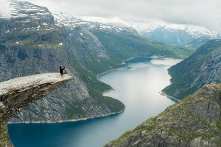 在挪威的 Trolltunga 是神话般的美丽