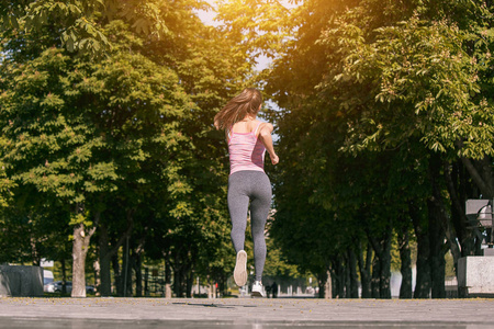 在日出光公园慢跑的运动型女人