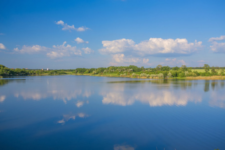 平静美丽的农村风景与湖